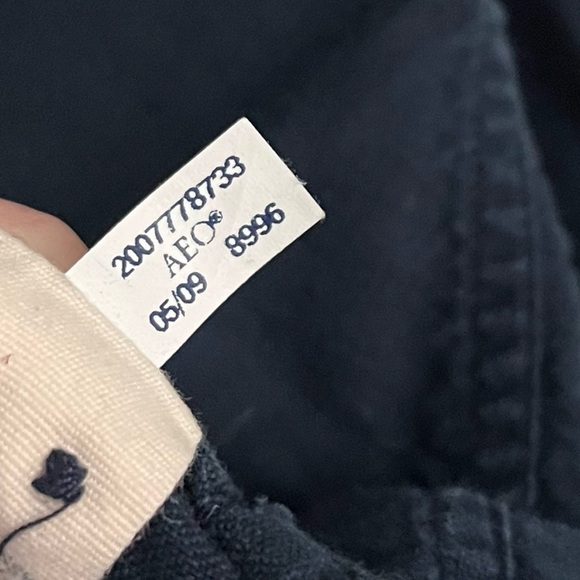 American Eagle Outfitters • Men's Navy Vintage Fit Button Down Shirt - Picture 4 of 5